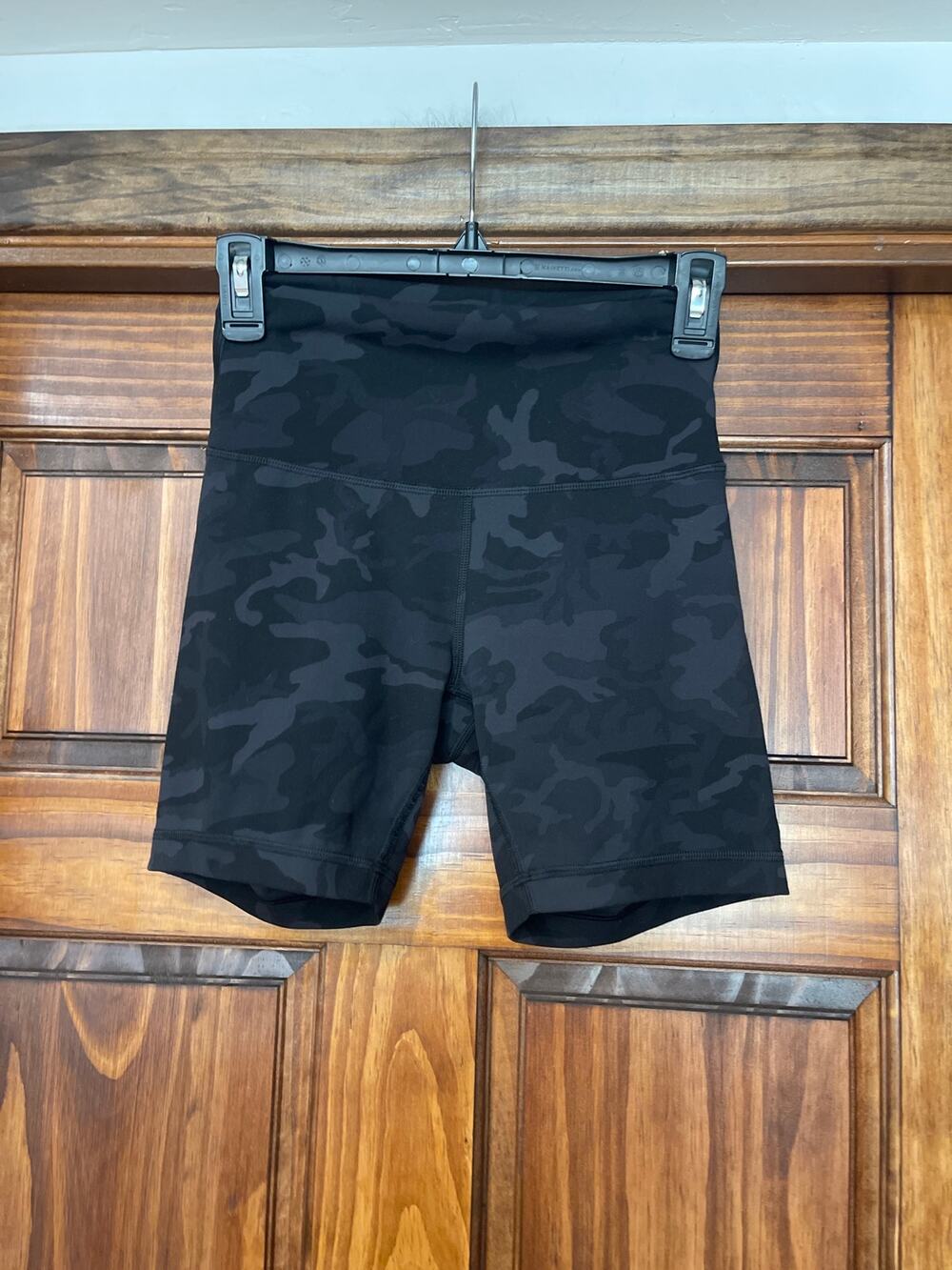 Lululemon black and gray camo bike shorts size 6